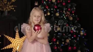 一个十岁的女孩靠近<strong>新年</strong>树，手里拿着一个<strong>新年</strong>玩具。 2020年<strong>新年</strong>。